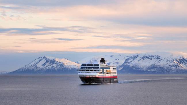 Hurtigruten – Von Hamburg zum Nordkap: eine deutschsprachige, All-inclusive Seereise in der Nordlicht-Saison