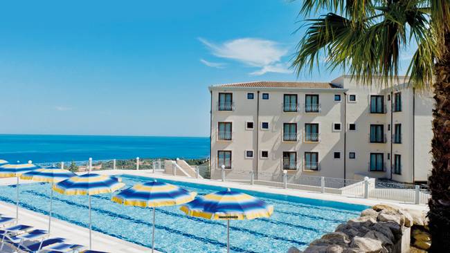 Sardiniens Traumküsten – 2 Hotels mit Mietwagen